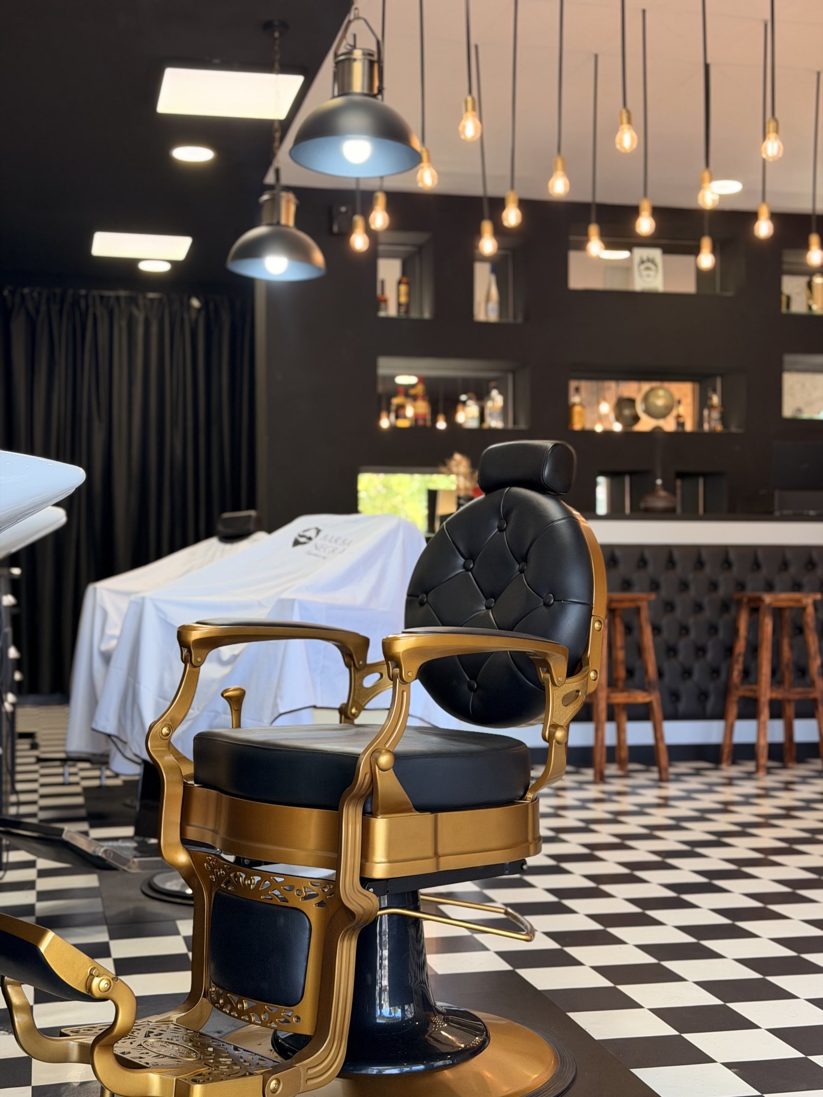 Cadeira de barbeiro no interior da Barba Negra Batalha